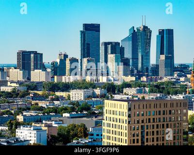 Varsavia, Polonia – 16 agosto 2026: Vista aerea panoramica dei quartieri del centro città di Srodmiescie e Wola con il complesso del centro commerciale Gdanski Foto Stock