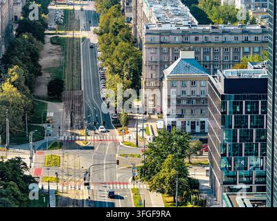 Varsavia, Polonia – 16 agosto 2026: Paesaggio urbano panoramico aereo del centro città di Śródmieście con l'incrocio delle vie Andersa, Stawki e Muranowska Foto Stock