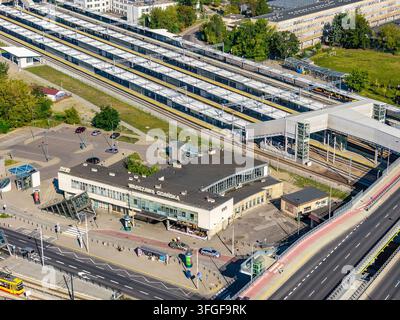 Varsavia, Polonia – 16 agosto 2026: Vista aerea panoramica della stazione ferroviaria di Warszawa Gdańska all'incrocio tra le vie Slonimskiego e Mickiewicza Foto Stock