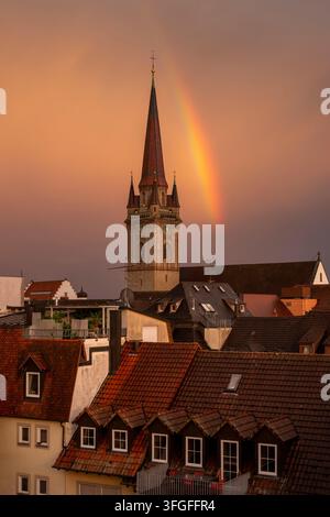 Un arcobaleno dietro il Muensterturm di Radolfzell poco prima del tramonto, Radolfzell sul lago di Costanza, distretto di Costanza, Baden-Württemberg, Germania Foto Stock