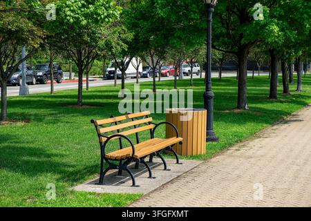 Panchina del parco e cestino, parco Franklin D. Roosevelt Four Freedoms, Roosevelt Island, New York City, New York, USA Foto Stock