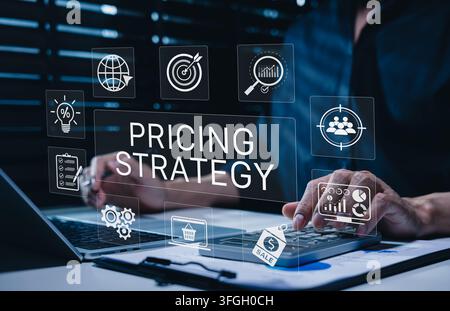 Concetto di strategia di prezzo. Professionista aziendale che utilizza un laptop e una calcolatrice, analisi per l'analisi di mercato, targeting del cliente, pianificazione degli sconti Foto Stock