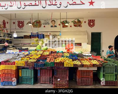 Venditori di frutta e verdura a uno stand colorato nella storica medina di Sousse, Tunisia Foto Stock