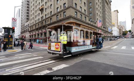 Tram di San Francisco in funzione sulla linea di Powell Street davanti al Westin St. Francis Hotel a Union Square Foto Stock