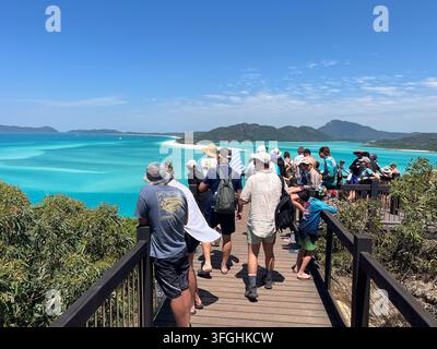 WHITSUNDAYS ISLAND, QLD - 23 SET 2024: Veduta delle isole Whitsundays, una destinazione popolare tra i turisti che viaggiano per vedere le meraviglie di The Gr Foto Stock