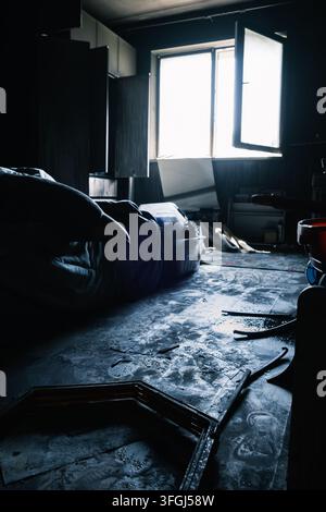 Interno di camera da letto per bambini bruciato con mobili carbonizzati e pareti ricoperte di fuliggine dopo un incendio. Disastro domestico, danni da incendio, rovina strutturale. Esplosione di Foto Stock