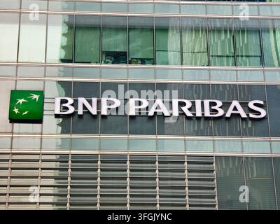 Segnale esteriore e facciata in vetro di BNP Paribas, un grande gruppo bancario internazionale francese. Singapore Foto Stock