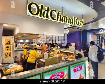 Vetrina di un banco Old Chang Kee che espone una varietà di snack fritti popolari e ravioli al curry, Chinatown Point a Singapore Foto Stock