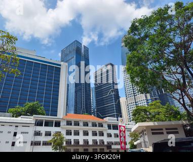 SBF Center e grattacieli circostanti giustapposti all'architettura bianca in stile heritage più bassa nel distretto degli affari centrali di Singapore Foto Stock