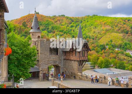 Cochem, Germania, 28 agosto 2026. Porta storica e edifici in legno a Reichsburg Cochem che si affacciano sulla valle della Mosella. Foto Stock