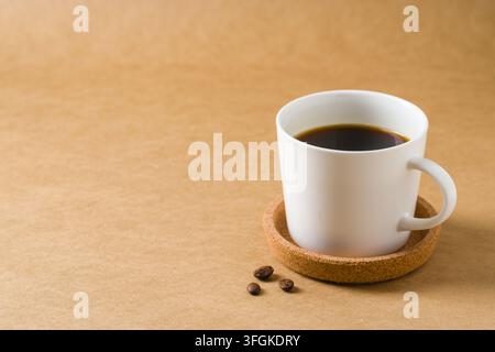 Tazza di caffè nero con chicchi tostati e ampio spazio per il testo Foto Stock