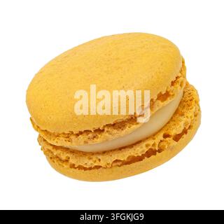 Macaron al limone che vola isolato su sfondo bianco Foto Stock