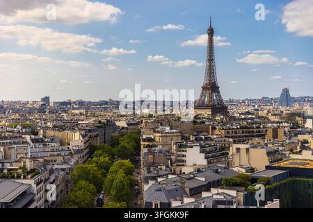 Vista aerea panoramica dello skyline di Parigi e della Torre Eiffel Una vista elevata mozzafiato del paesaggio urbano di Parigi con l'iconica Torre Eiffel Foto Stock