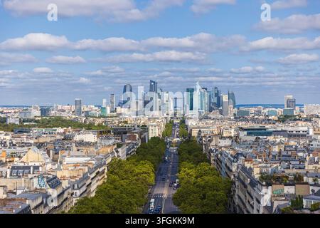 Vista elevata dello skyline di Parigi verso il distretto commerciale di La Défense. Una vista panoramica ad angolo alto che si affaccia sul paesaggio urbano parigino e la tradizione Foto Stock
