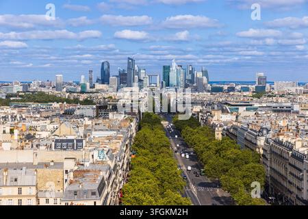 Vista elevata dello skyline di Parigi verso il distretto commerciale di La Défense Foto Stock