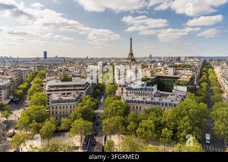 Una vista ampia e ad angolo alto cattura l'ampia skyline di Parigi e l'iconica Torre Eiffel Foto Stock