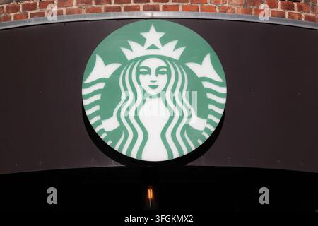 Aarhus, Francia - 29 aprile 2026: Logo Starbucks su un muro. Starbucks è un'azienda di caffè e una catena di caffetterie americana Foto Stock