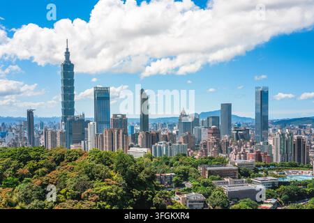 La vista della città di Taipei dalla cima della Montagna del Tigre a Taiwan Foto Stock