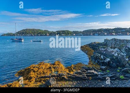 La pittoresca passeggiata lungomare di Oban, una nota città portuale sulla costa occidentale della Scozia. Foto Stock