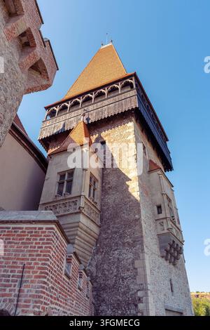 Vista ad angolo basso della torre principale e delle mura in pietra del castello di Corvin a Hunedoara, Romania Foto Stock