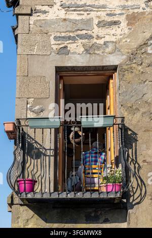 Kingussie Scozia - 30 maggio 2023: Un piccolo balcone di una locanda a Kingussie in Scozia con persone che mangiano all'interno Foto Stock