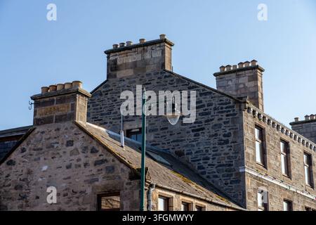 Kingussie Scozia - 30 maggio 2023: Una casa storica in pietra con più camini in Scozia, Regno Unito Foto Stock