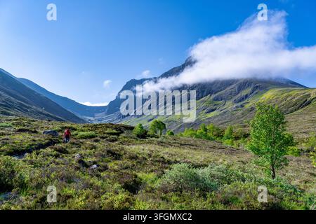 Escursionisti che camminano verso Ben Nevis in Scozia, Regno Unito, escursione attraverso la via della Faccia Nord Foto Stock