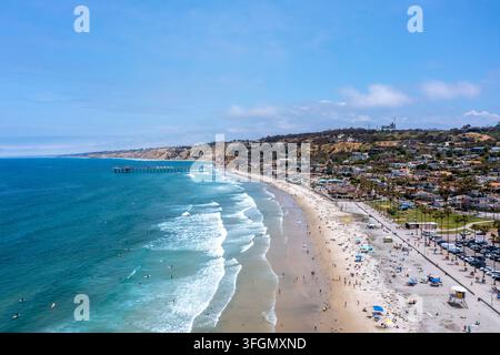Vista aerea di La Jolla Beach a San Diego in una giornata di sole, guardando verso nord verso il molo commemorativo Scripps Foto Stock