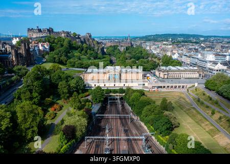 Edimburgo Scozia - 4 giugno 2023: Veduta aerea della Scottish National Gallery e del Castello di Edimburgo in Scozia, Regno Unito Foto Stock