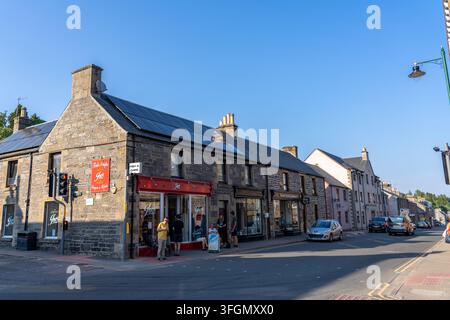 Kingussie Scozia - 30 maggio 2023: La via principale di Kingussie in Scozia con una friggitoria all'angolo nelle Highlands Foto Stock
