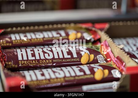 Hershey, PA, USA – 26 novembre 2019: Le barrette di cioccolato fondente speciale Hershey con mandorle sono disposte ordinatamente sugli scaffali del negozio. La confezione presenta Foto Stock