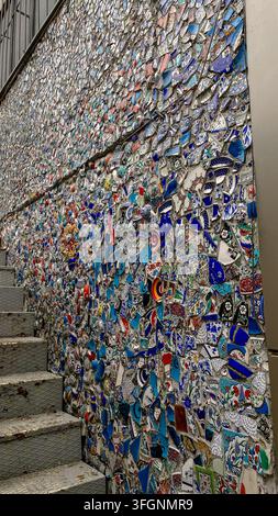 Mosaico murale colorato assemblato con piatti di ceramica turchi rotti e piastrelle a motivi su una strada a Istanbul, Turchia. Foto Stock