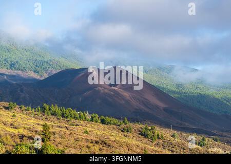 Cono vulcanico di tajogaite creato durante l'eruzione di Cumbre Vieja del 2021 a La Palma Foto Stock