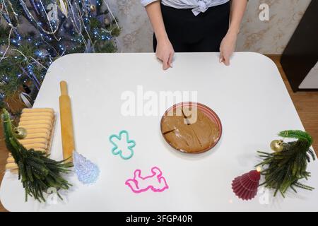 Deliziosa preparazione di pan di zenzero natalizio in un'atmosfera festosa Foto Stock