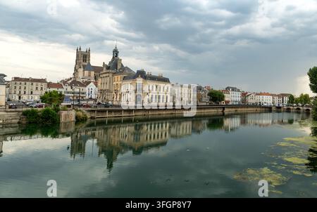 Ampia veduta del fiume Marne che riflette il municipio e la cattedrale gotica di Saint-Étienne lungo lo skyline del lungofiume a Meaux, Seine-et-Marne, Francia Foto Stock