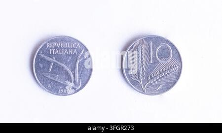 Moneta italiana da 10 lire del 1980 con aratro e spighe di grano isolate su sfondo bianco Foto Stock