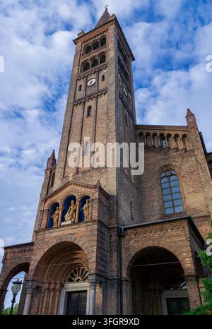 Vista architettonica a basso angolo della chiesa cattolica della Pieve di San Pietro e Paolo a Bassinplatz a Potsdam, Brandeburgo, Germania. Foto Stock