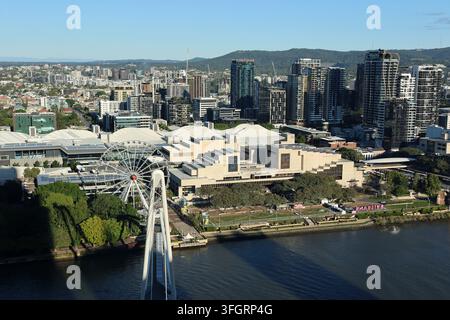 Ripresa aerea dei parklands di South Bank e della ruota di Brisbane lungo il fiume a Brisbane, Queensland, Australia Foto Stock