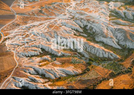 Veduta aerea delle valli vulcaniche erose della Cappadocia, Nevsehir, Turchia Foto Stock