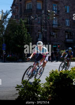 Yerevan, Armenia - 13 settembre 2026: Un ciclista professionista guida un gruppo di corridori durante l'ultima tappa del Tour of Armenia 2026. Foto Stock