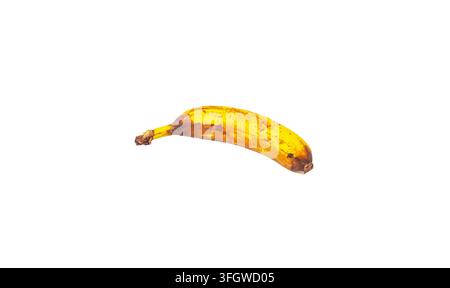 Banana sovramatura con macchie marroni isolata su sfondo bianco. Banana matura macchiata che mostra un processo naturale di decadimento e invecchiamento. Spreco di frutta biologica Foto Stock