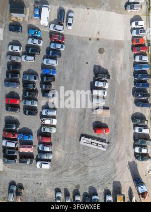 Vista aerea di un concessionario di auto usate con file di veicoli parcheggiati su un lotto di ghiaia a Kempele, Ostrobotnia del Nord, Finlandia. Foto Stock