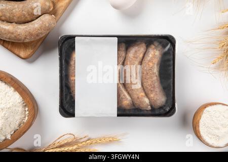 Mockup di salsicce di carne cruda confezionate in vassoio di plastica Foto Stock