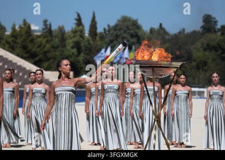 La Fiamma Olimpica per i Giochi Olimpici Giovanili di Dakar 2026 è stata consegnata oggi allo storico Stadio Panatenaico di Atene, in una cerimonia che simboleggia il passaggio dello spirito olimpico dalla Grecia al Senegal. La Fiamma è stata consegnata da Isidoros Kouvelos, Presidente del Comitato Olimpico Ellenico, a Mamadou Diagna Ndiaye, Presidente del Comitato Organizzatore di Dakar 2026, alla presenza di Kirsty Coventry, Presidente del Comitato Olimpico Internazionale. La Fiamma inizierà ora il suo viaggio verso il Senegal, dove Dakar ospiterà i Giochi Olimpici Giovanili dal 31 ottobre al 13 novembre 2026 — la fi Foto Stock