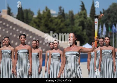 La Fiamma Olimpica per i Giochi Olimpici Giovanili di Dakar 2026 è stata consegnata oggi allo storico Stadio Panatenaico di Atene, in una cerimonia che simboleggia il passaggio dello spirito olimpico dalla Grecia al Senegal. La Fiamma è stata consegnata da Isidoros Kouvelos, Presidente del Comitato Olimpico Ellenico, a Mamadou Diagna Ndiaye, Presidente del Comitato Organizzatore di Dakar 2026, alla presenza di Kirsty Coventry, Presidente del Comitato Olimpico Internazionale. La Fiamma inizierà ora il suo viaggio verso il Senegal, dove Dakar ospiterà i Giochi Olimpici Giovanili dal 31 ottobre al 13 novembre 2026 — la fi Foto Stock