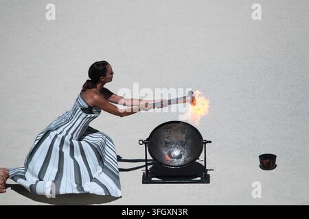 La Fiamma Olimpica per i Giochi Olimpici Giovanili di Dakar 2026 è stata consegnata oggi allo storico Stadio Panatenaico di Atene, in una cerimonia che simboleggia il passaggio dello spirito olimpico dalla Grecia al Senegal. La Fiamma è stata consegnata da Isidoros Kouvelos, Presidente del Comitato Olimpico Ellenico, a Mamadou Diagna Ndiaye, Presidente del Comitato Organizzatore di Dakar 2026, alla presenza di Kirsty Coventry, Presidente del Comitato Olimpico Internazionale. La Fiamma inizierà ora il suo viaggio verso il Senegal, dove Dakar ospiterà i Giochi Olimpici Giovanili dal 31 ottobre al 13 novembre 2026 — la fi Foto Stock
