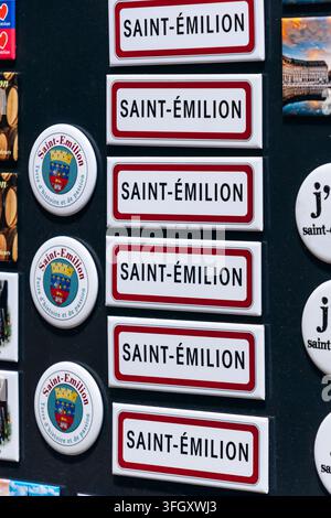 Saint Emilion, Francia - 11 luglio 2026: Magnete souvenir con il nome e lo stemma di Saint Emilion in vendita Foto Stock