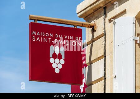 Saint Emilion, Francia - 11 luglio 2026: Insegna della Maison du Vin de Saint Emilion su una facciata in pietra calcarea a Saint Emilion Foto Stock