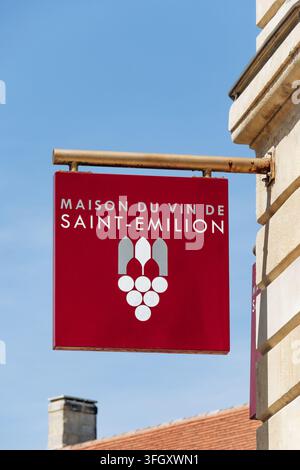 Saint Emilion, Francia - 11 luglio 2026: Insegna della Maison du Vin de Saint Emilion su una facciata in pietra calcarea a Saint Emilion Foto Stock
