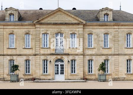 Saint Emilion, Francia - 11 luglio 2026: Tenuta vinicola storica di Chateau Soutard e cortile in pietra calcarea a Saint Emilion Foto Stock